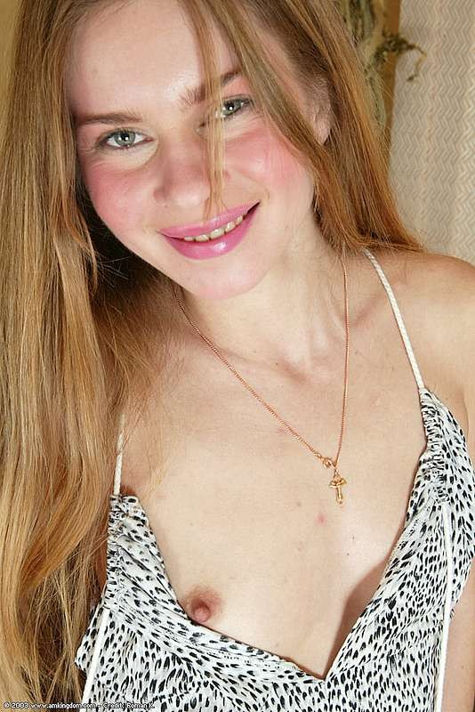 Joven zorra del campo juega con su coño peludo
 #77331373