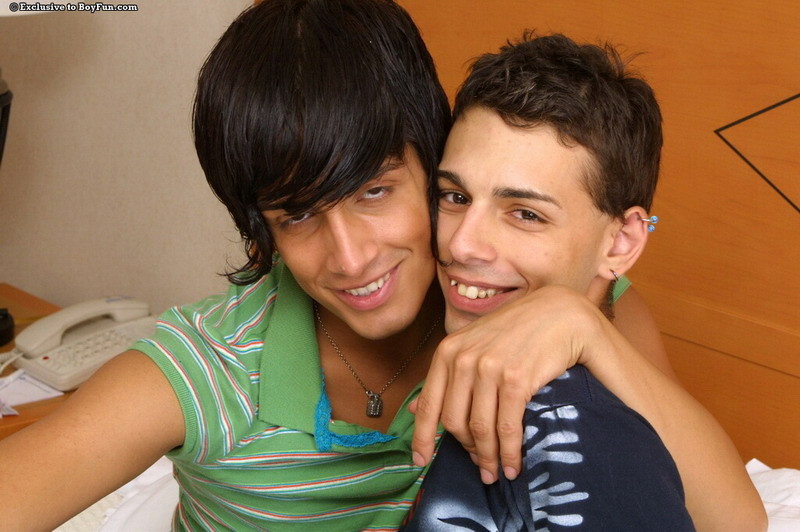 Deux jeunes garçons gay mignons qui sucent et baisent
 #76985955