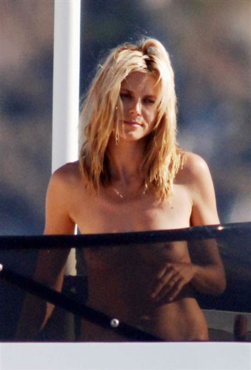 Heidi Klum showing small tits to paparazzi and posing in bikini #75415740
