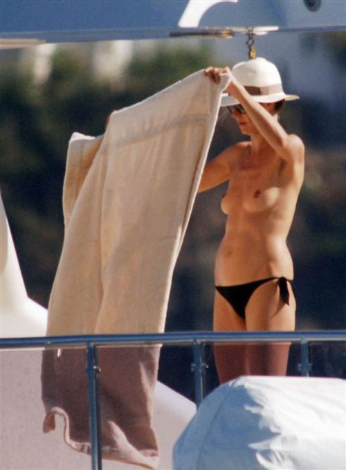 Heidi klum mostrando tetas pequeñas a los paparazzi y posando en bikini
 #75415754