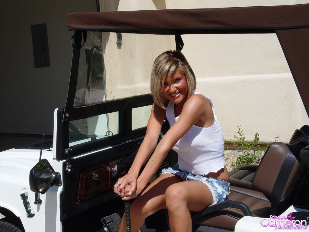 Mädchen modelliert auf lustigem Auto
 #73480481