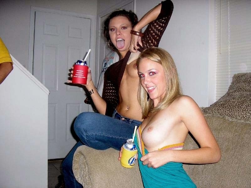 Ragazze del college ubriache che mostrano le tette nude e vivaci
 #76400840