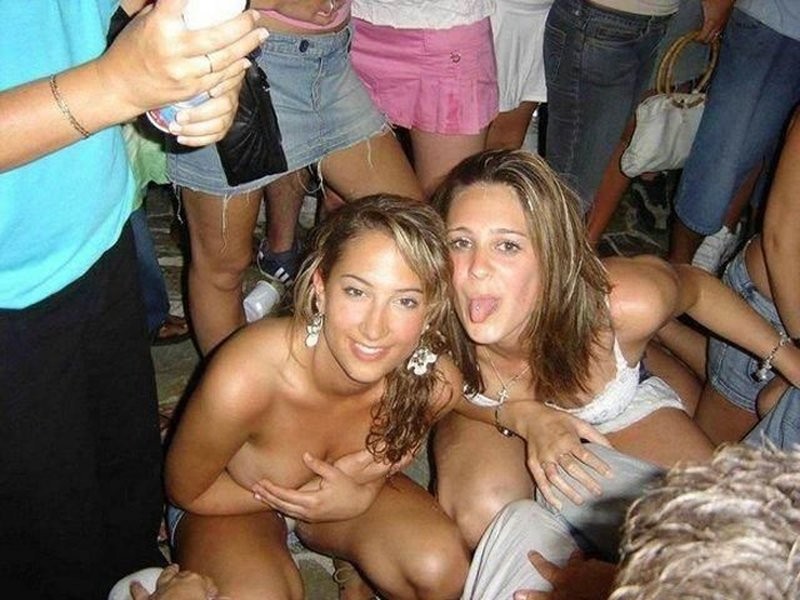 Ragazze del college ubriache che mostrano le tette nude e vivaci
 #76400860