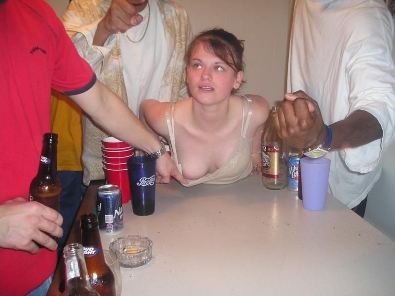 Ragazze del college ubriache che mostrano le tette nude e vivaci
 #76400871