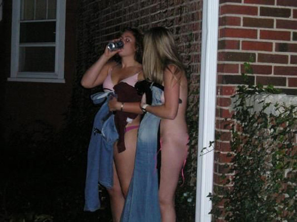 Ragazze del college ubriache che mostrano le tette nude e vivaci
 #76400881
