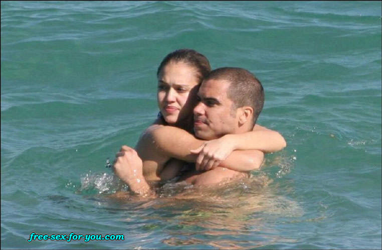 Jessica alba mostrando sus tetas en see thru y follando en el agua
 #75419069