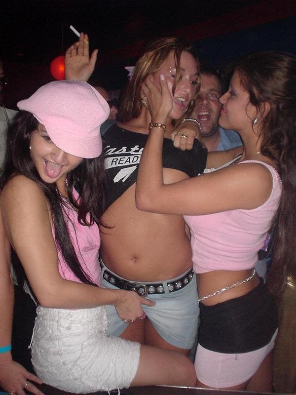 Chicas universitarias borrachas mostrando tetas impresionantes
 #76398811