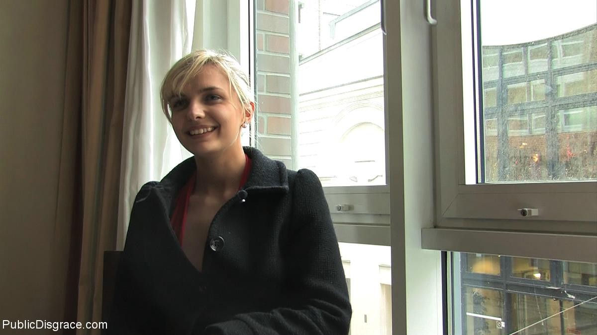 Babe wird ausgezogen, gefesselt und draußen an öffentlichen Plätzen gefickt
 #71991615