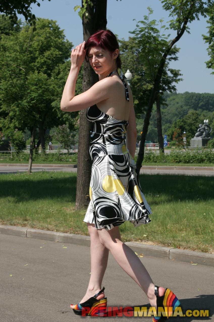 Eine riesige Pisspfütze von einem Rotschopf minx in einem Sommerkleid im Freien getan
 #76519586