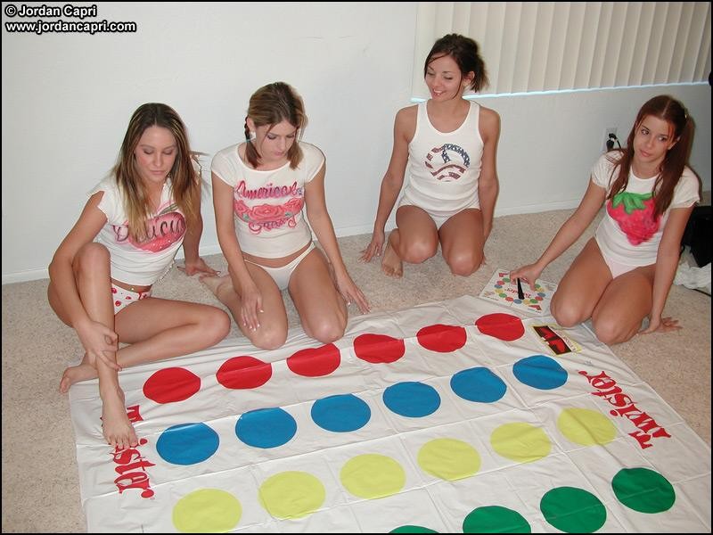 Jordan Capri und ihre Freundinnen spielen nackt Twister!
 #74930880