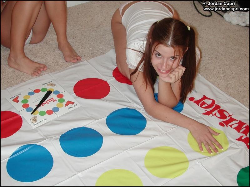 Jordan Capri und ihre Freundinnen spielen nackt Twister!
 #74930890