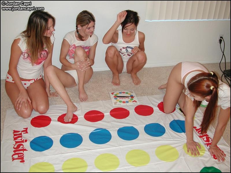 Jordan capri et ses copines jouent au twister à poil !
 #74930908