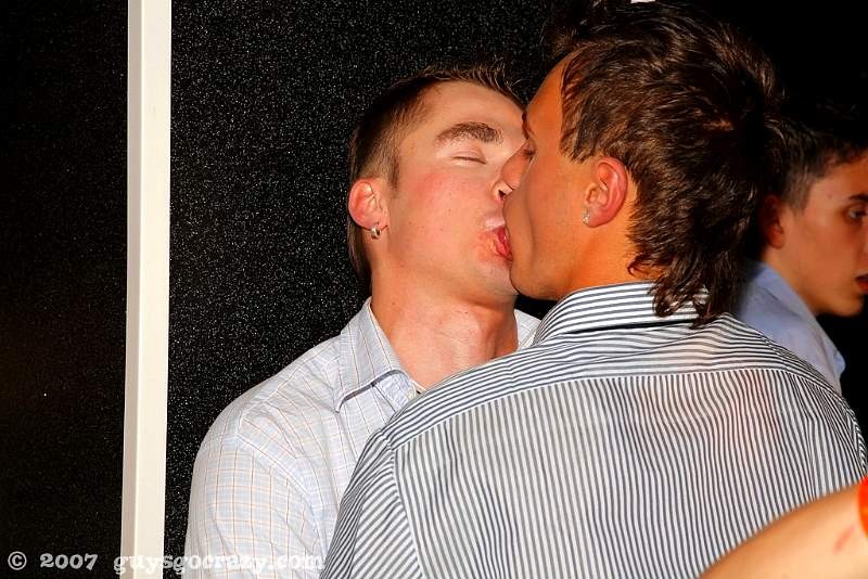 Homosexuell hunks bekommen von cumming Schwänze umgeben
 #76989593