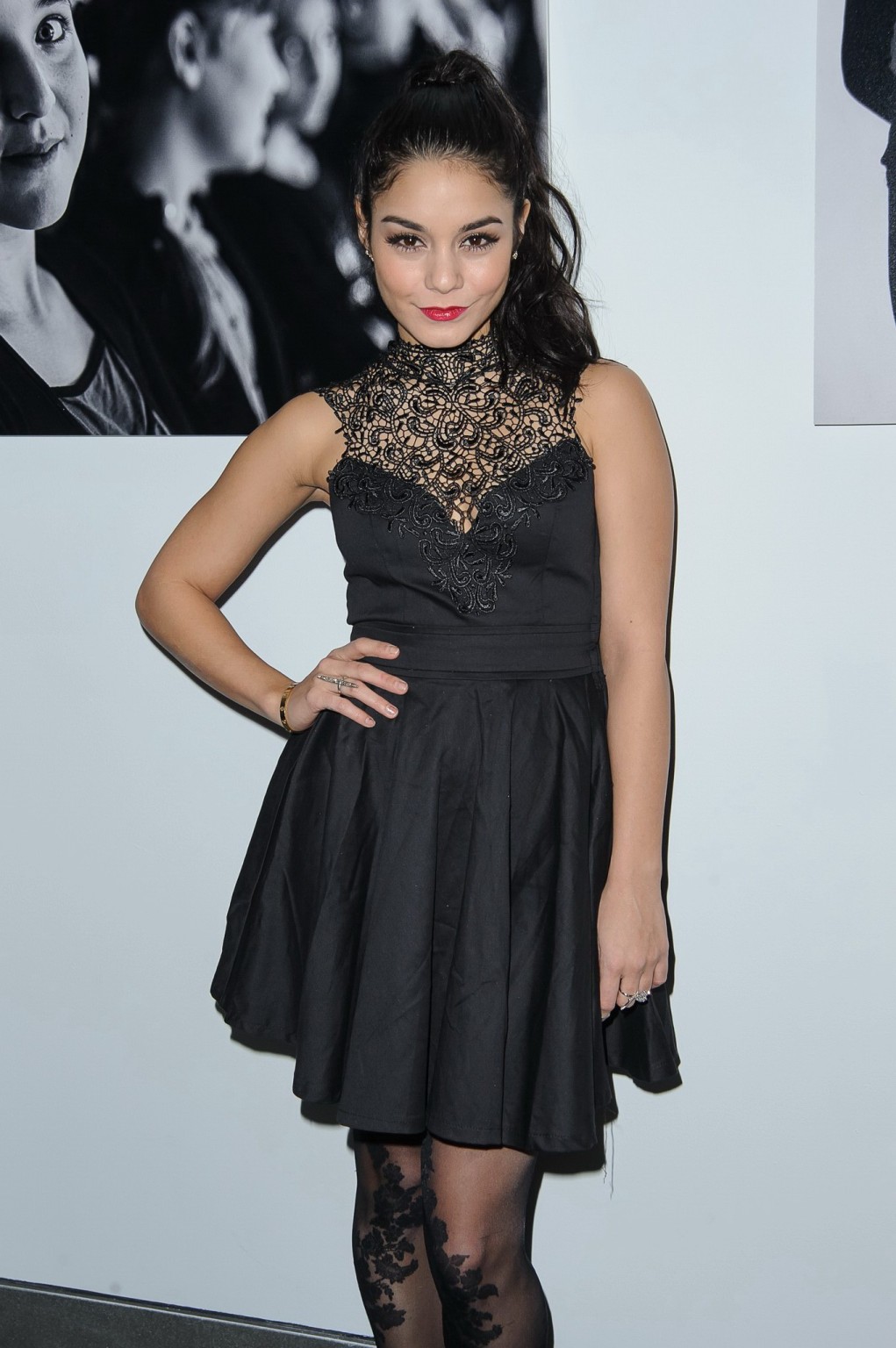 Vanessa hudgens trägt ein schwarzes Spitzenkleid in Strumpfhosen bei Charity meets Fashion h
 #75245887