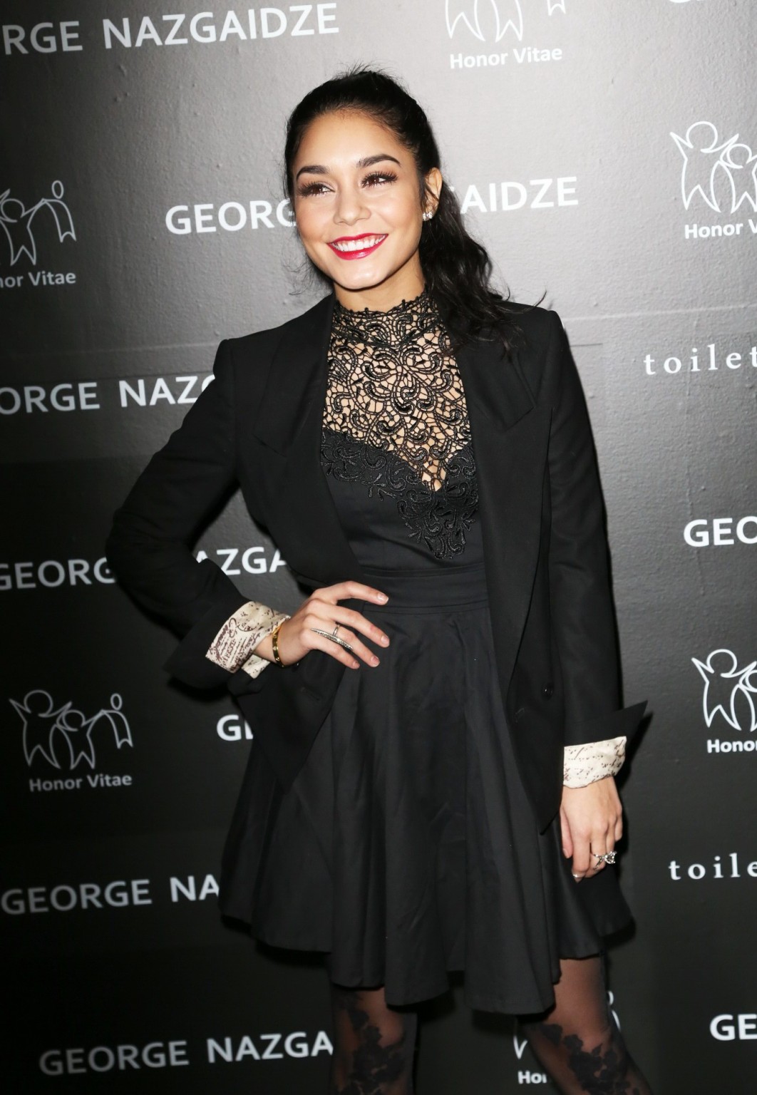 Vanessa hudgens trägt ein schwarzes Spitzenkleid in Strumpfhosen bei Charity meets Fashion h
 #75245898