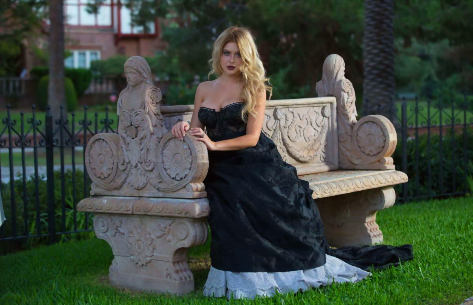 Renee Olstead vollbusig in teilweise durchsichtigem trägerlosem Kleid
 #75151466