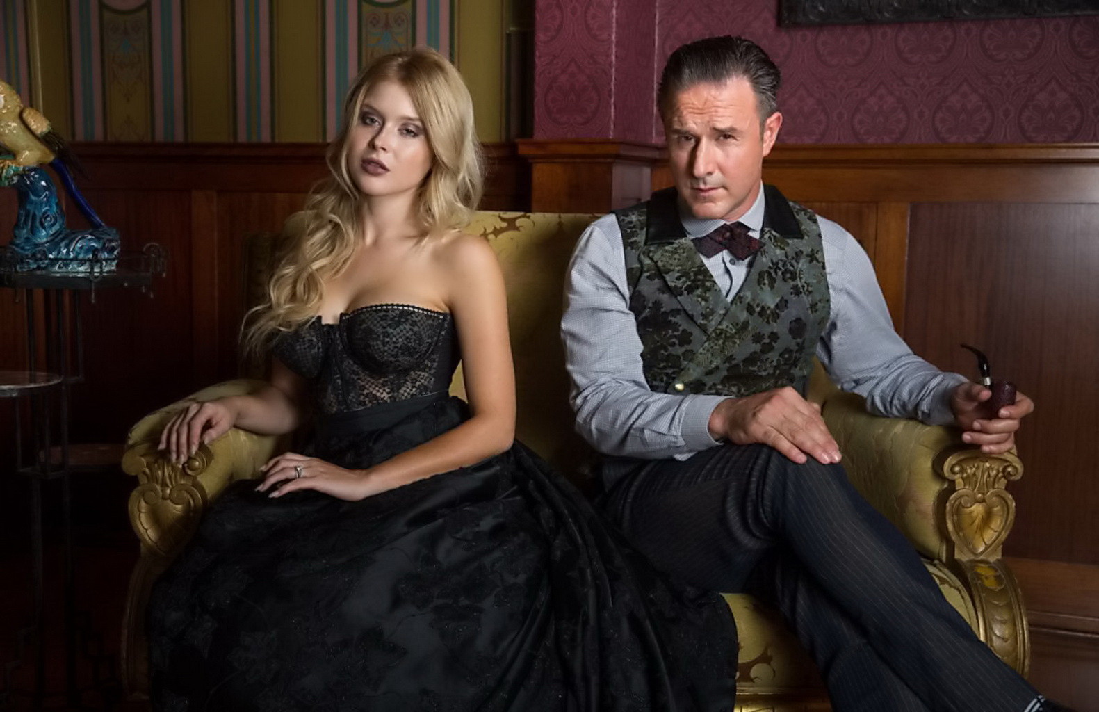 Renee Olstead vollbusig in teilweise durchsichtigem trägerlosem Kleid
 #75151492