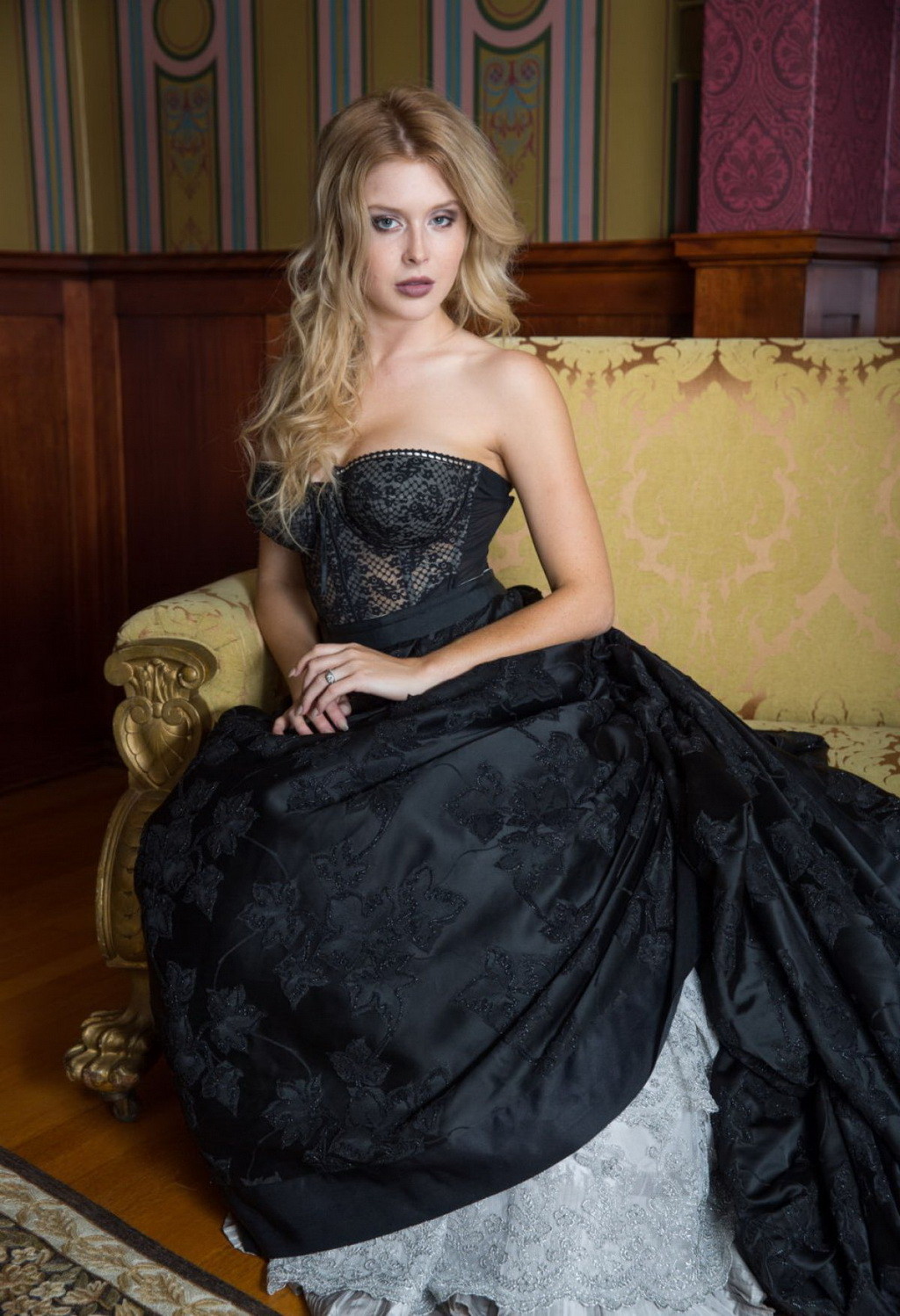 Renee Olstead vollbusig in teilweise durchsichtigem trägerlosem Kleid
 #75151540