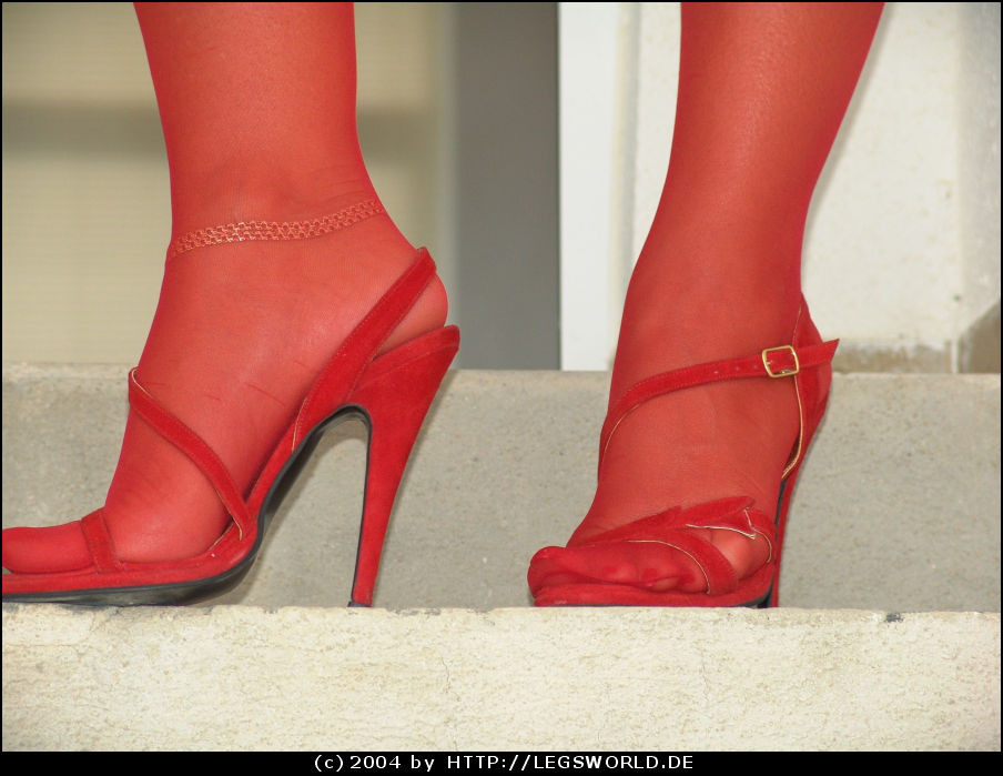 Signora glamour con le gambe in calze rosse e tacchi
 #78335987
