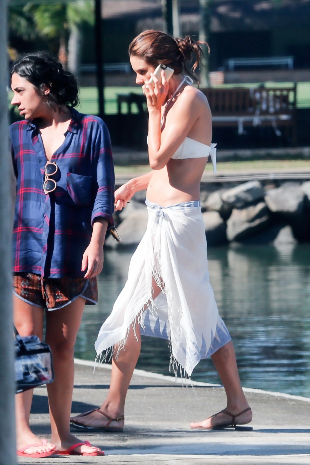 Alessandra ambrosio en buste dans un minuscule bikini blanc
 #75160456