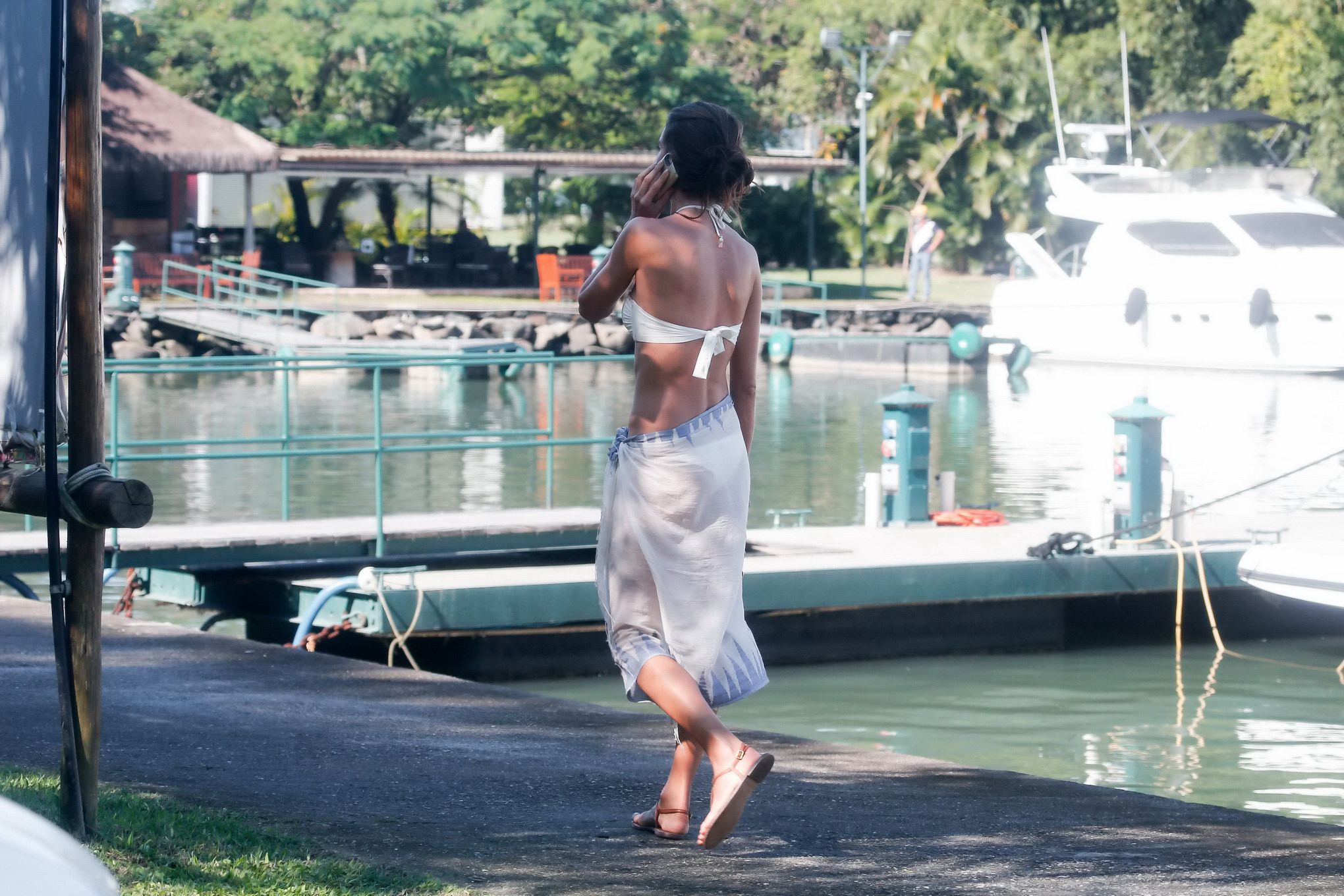 Alessandra ambrosio en buste dans un minuscule bikini blanc
 #75160466