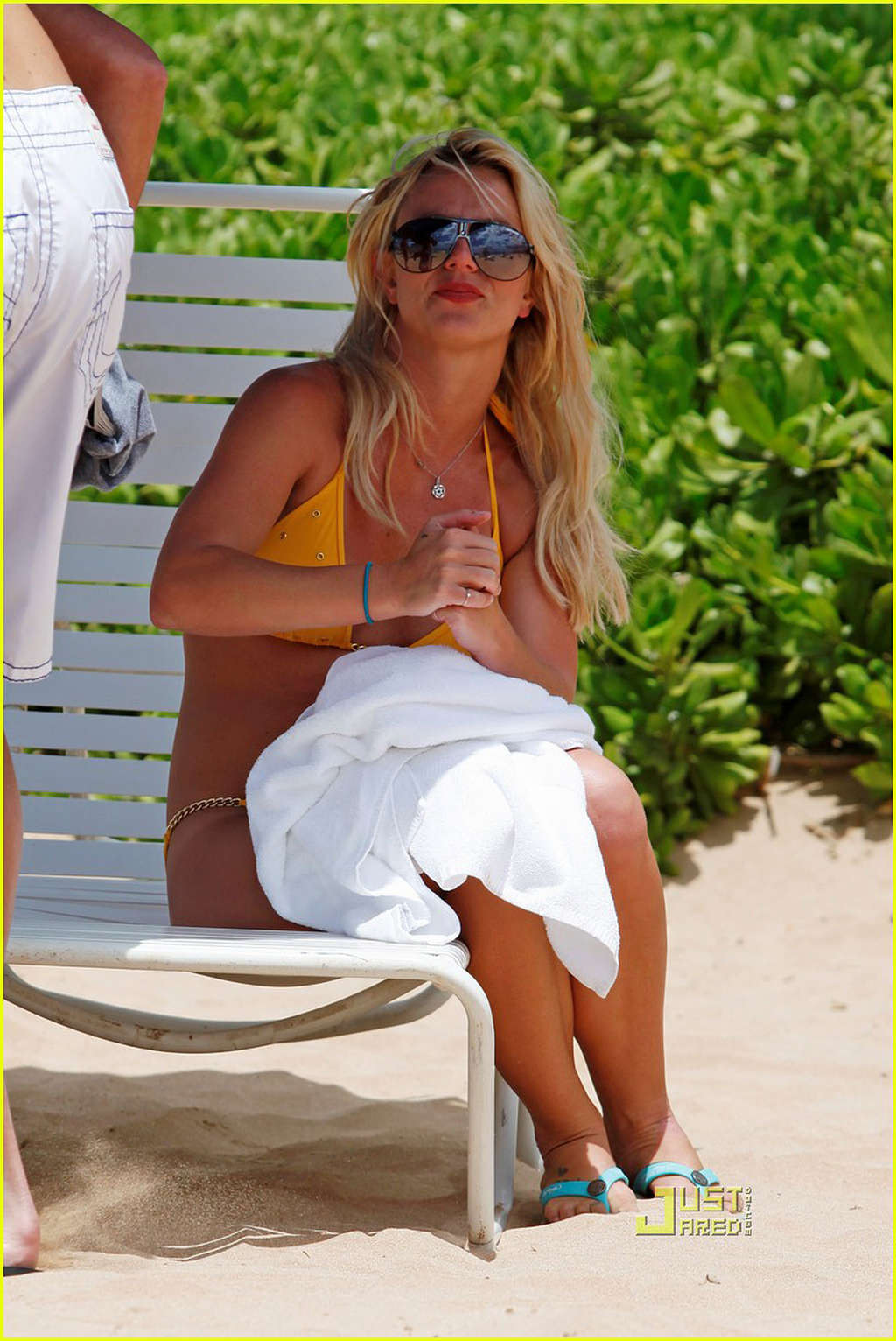Britney spears exponiendo su puto cuerpo sexy y su culo caliente en bikini
 #75335717