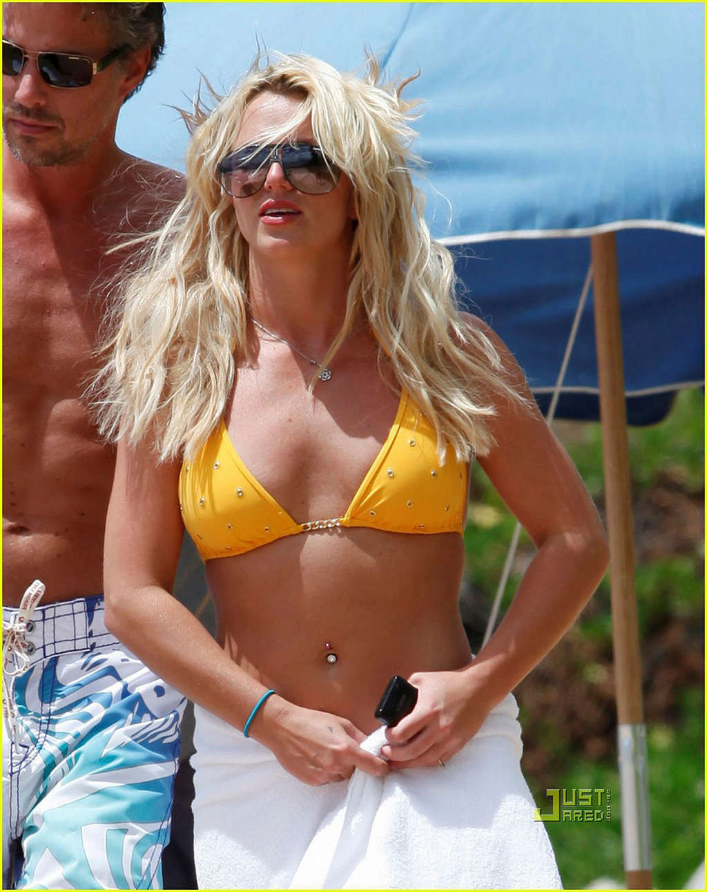 Britney spears exponiendo su puto cuerpo sexy y su culo caliente en bikini
 #75335721