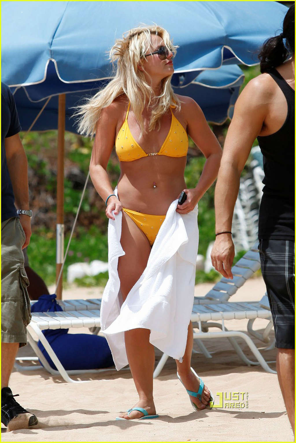 Britney spears exponiendo su puto cuerpo sexy y su culo caliente en bikini
 #75335726