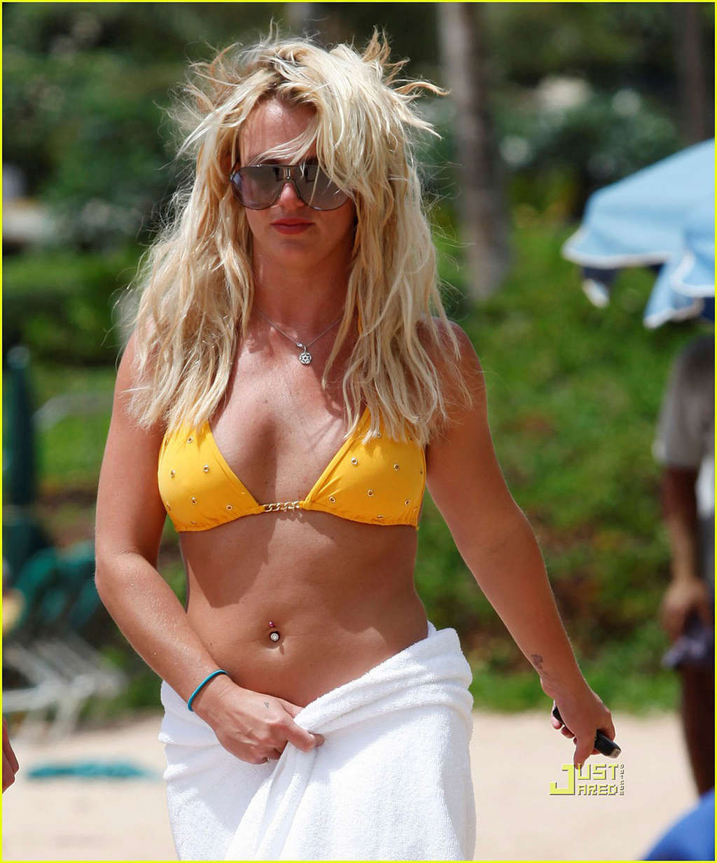 Britney spears exponiendo su puto cuerpo sexy y su culo caliente en bikini
 #75335734