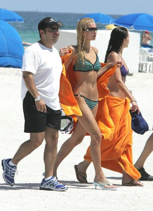 Paris hilton en bikini verde en la playa paparazzi fotos
 #75441699