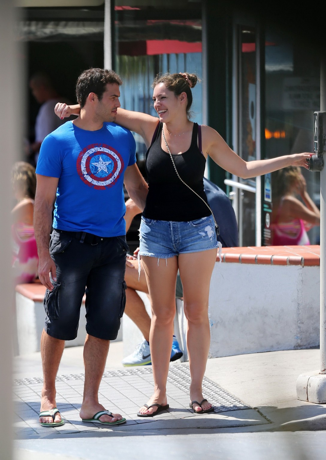 Kelly Brook busty e leggy fare fuori in manhattan beach
 #75152381