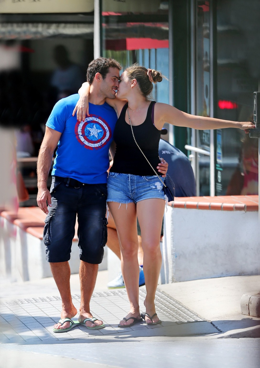 Kelly Brook busty e leggy fare fuori in manhattan beach
 #75152422