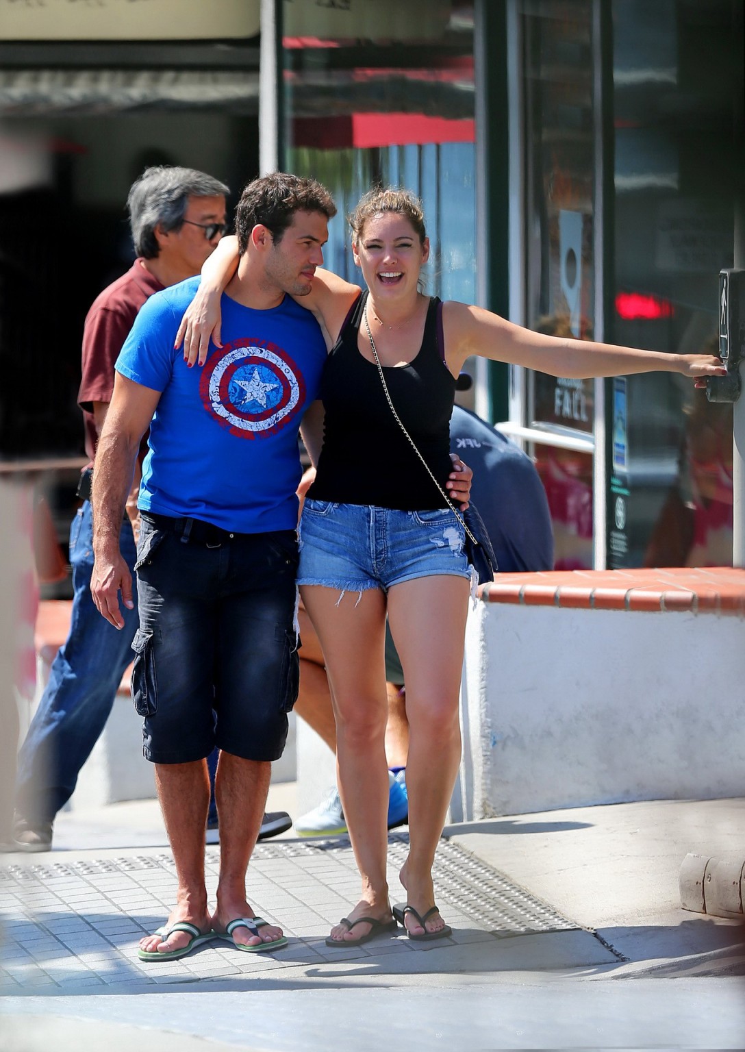 Kelly Brook busty e leggy fare fuori in manhattan beach
 #75152444