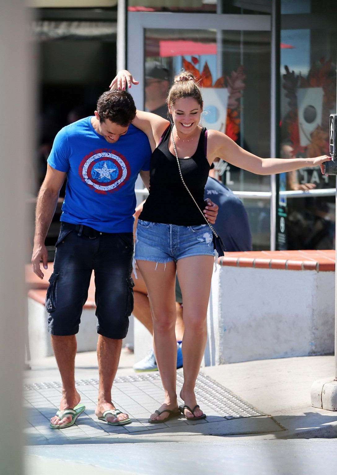 Kelly Brook busty e leggy fare fuori in manhattan beach
 #75152454