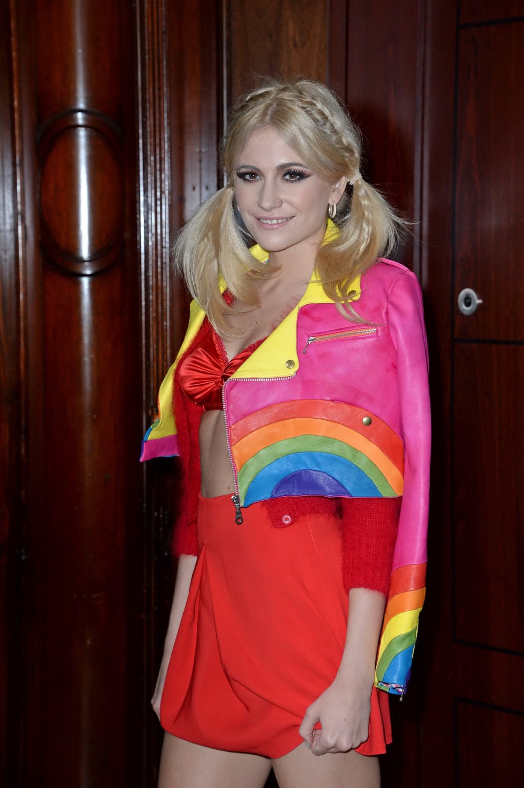 Pixie lott en sujetador rojo y minifalda en la centralita londinense de lesbianas y gays c
 #75202476