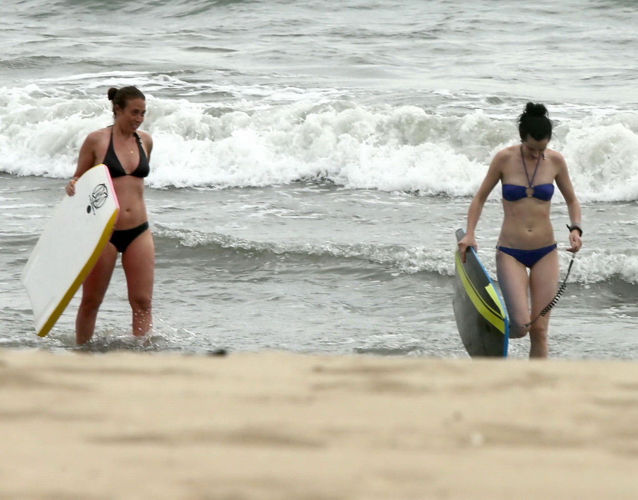 Krysten ritter portant un bikini bleu sexy sur une plage de puerto vallarta
 #75198354