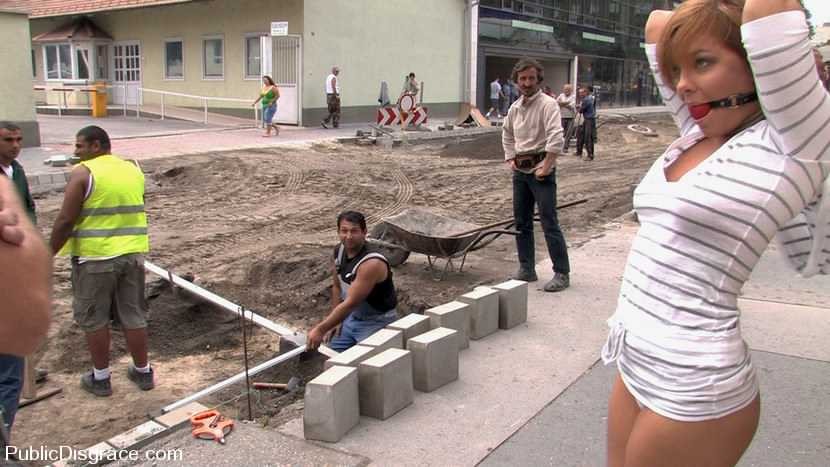 Chica en bondage comiendo esperma y teniendo sexo rudo al aire libre
 #72137019