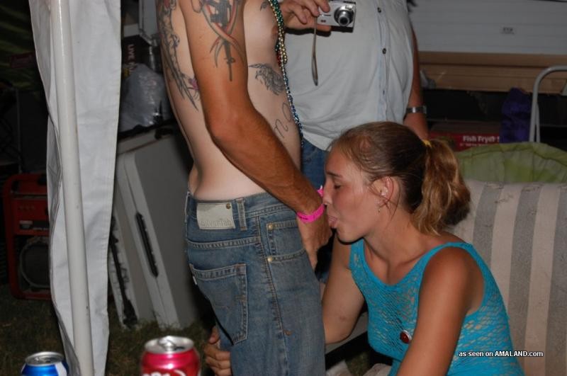 Verdaderas novias amateurs dando mamadas
 #68145026