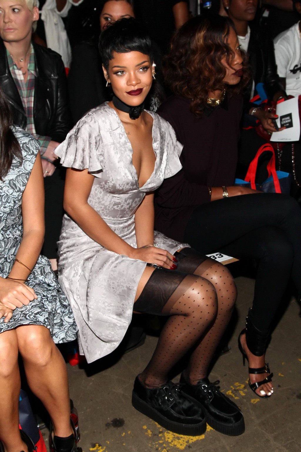 Rihanna mostrando sus medias en el desfile de moda en nyc
 #75219292