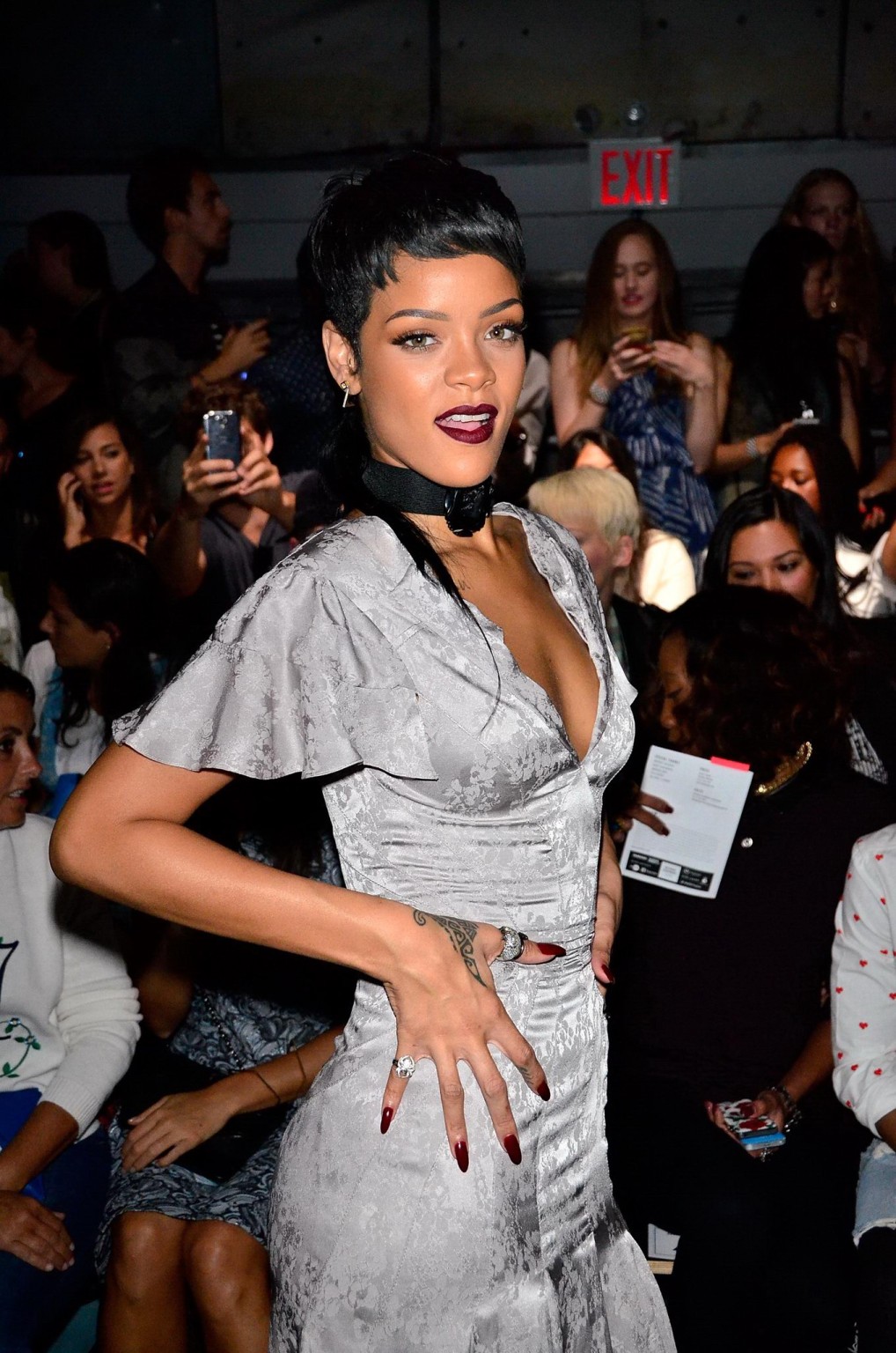 Rihanna mostrando sus medias en el desfile de moda en nyc
 #75219301