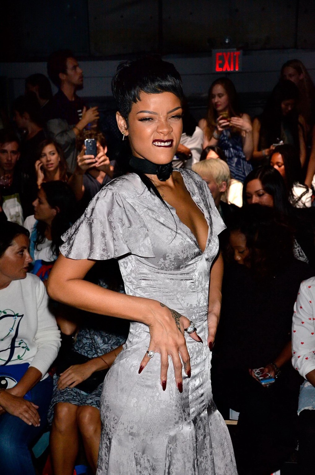 Rihanna montrant ses bas lors du défilé de mode à New York.
 #75219314