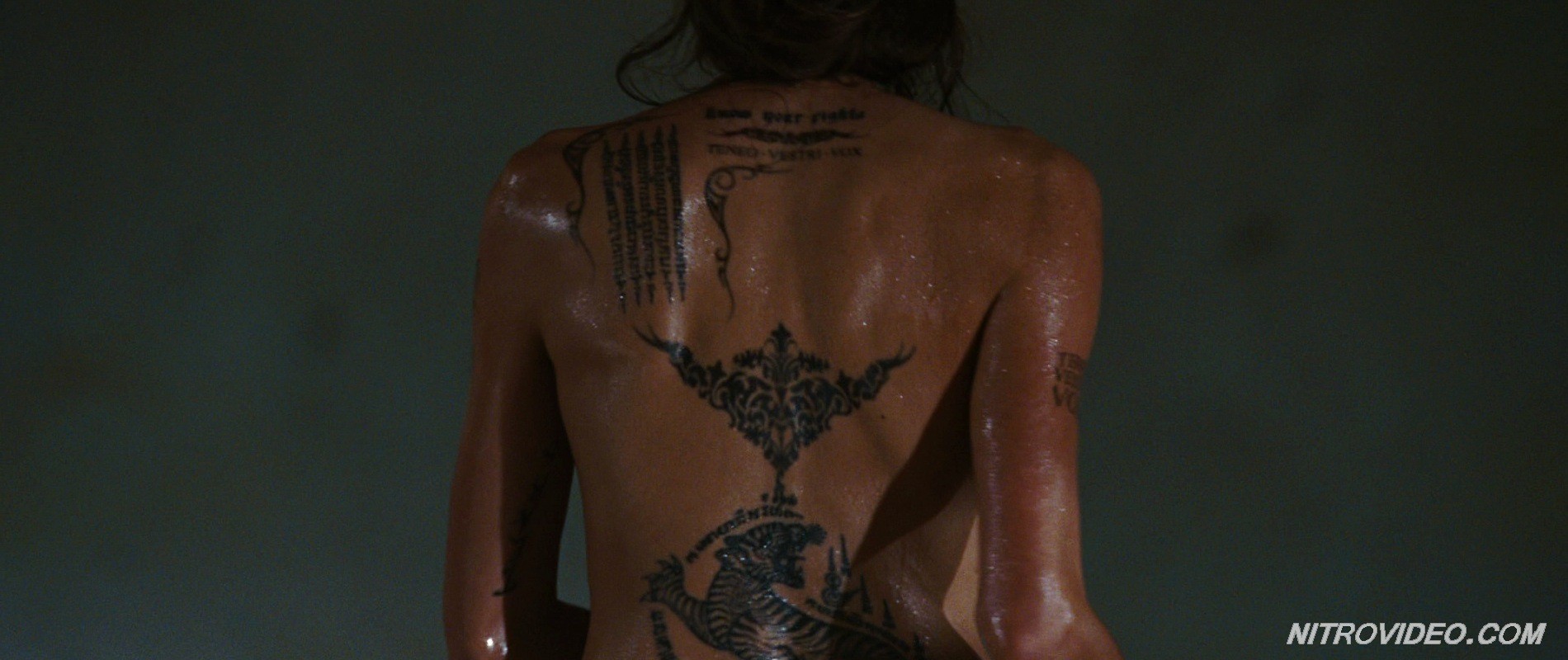 Angelina Jolie mostra il suo culo sexy e il suo corpo tatooed
 #70331024