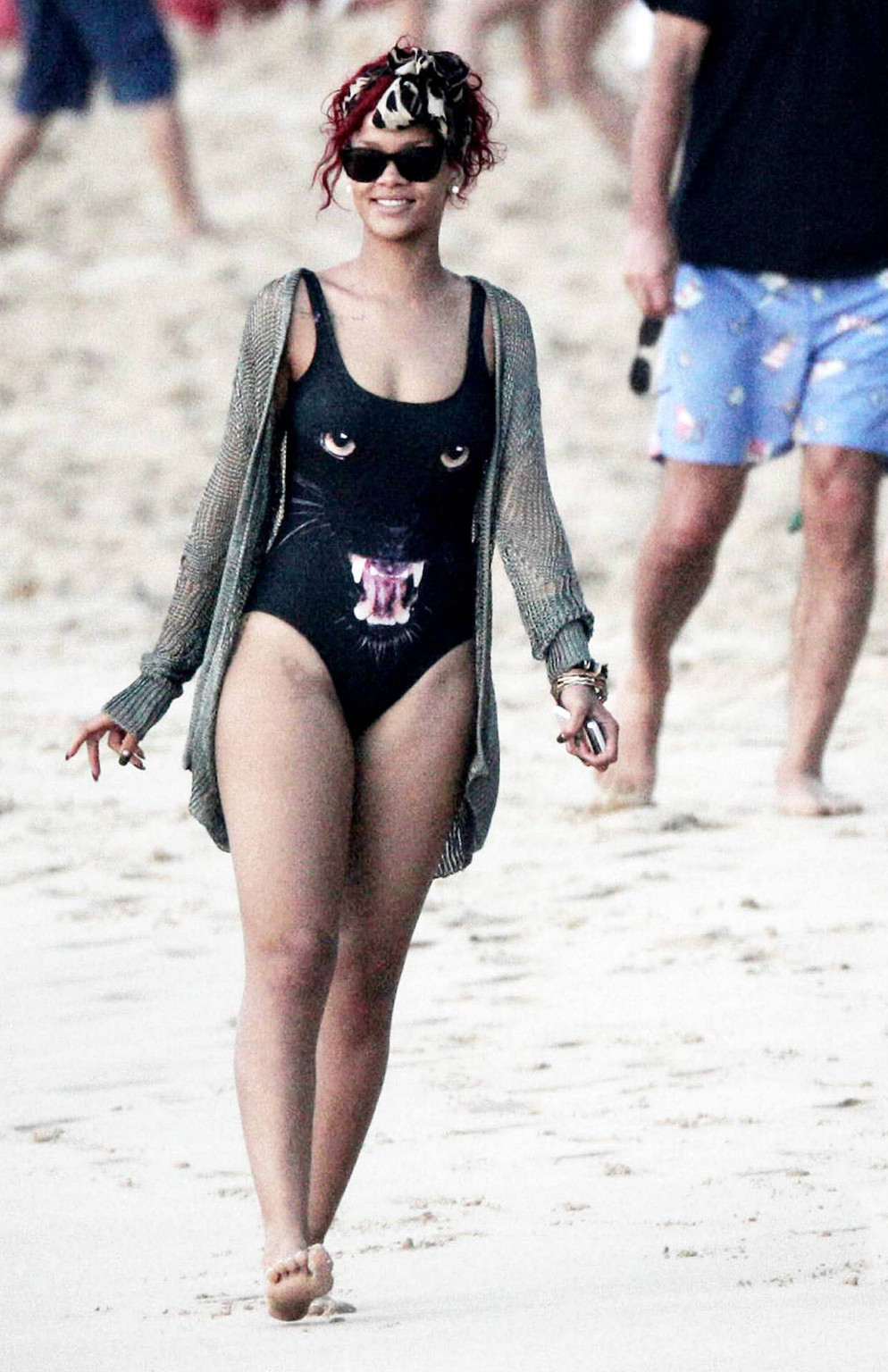 Rihanna exponiendo su cuerpo sexy y su culo caliente en bikini negro en la playa
 #75322476