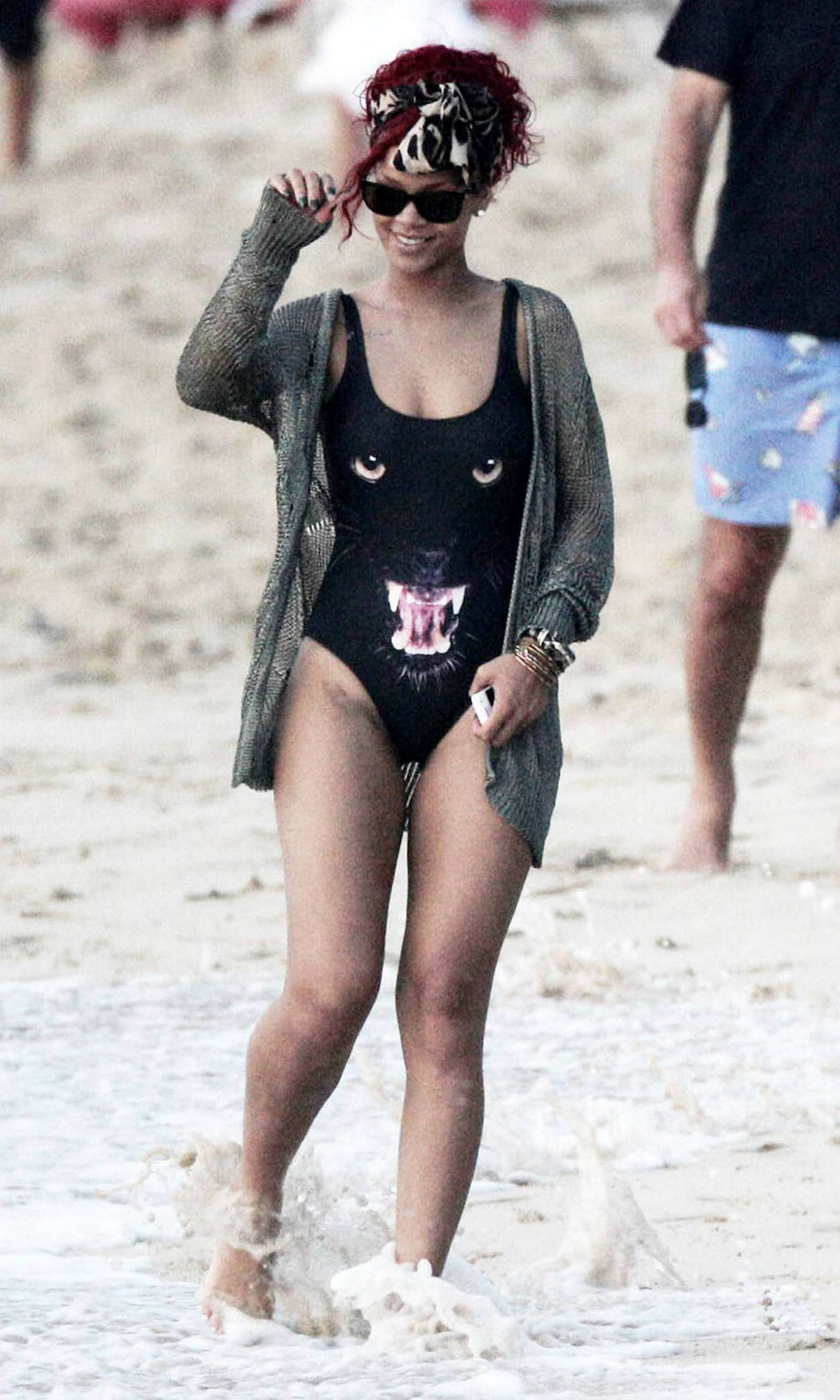 Rihanna entblößt ihren sexy Körper und heißen Arsch im schwarzen Bikini am Strand
 #75322482