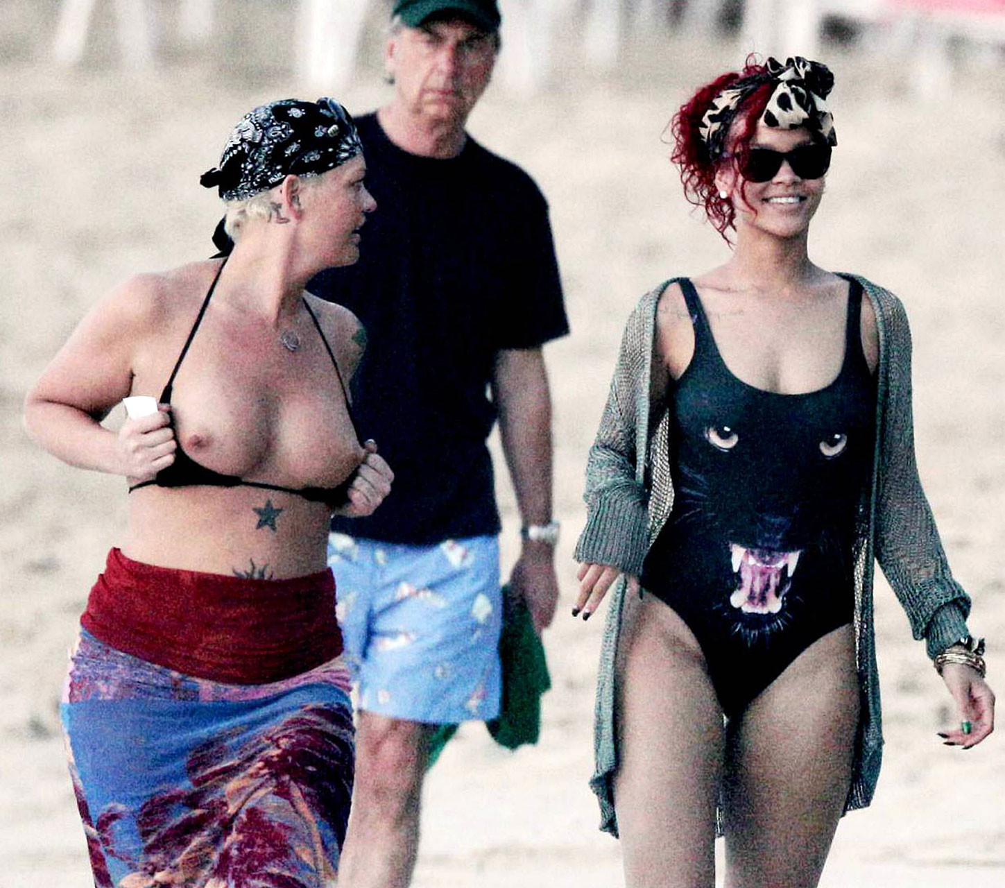 Rihanna exponiendo su cuerpo sexy y su culo caliente en bikini negro en la playa
 #75322489