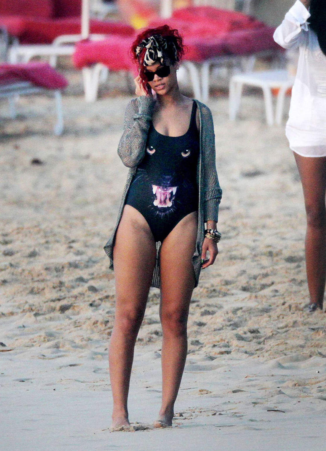 Rihanna exponiendo su cuerpo sexy y su culo caliente en bikini negro en la playa
 #75322498