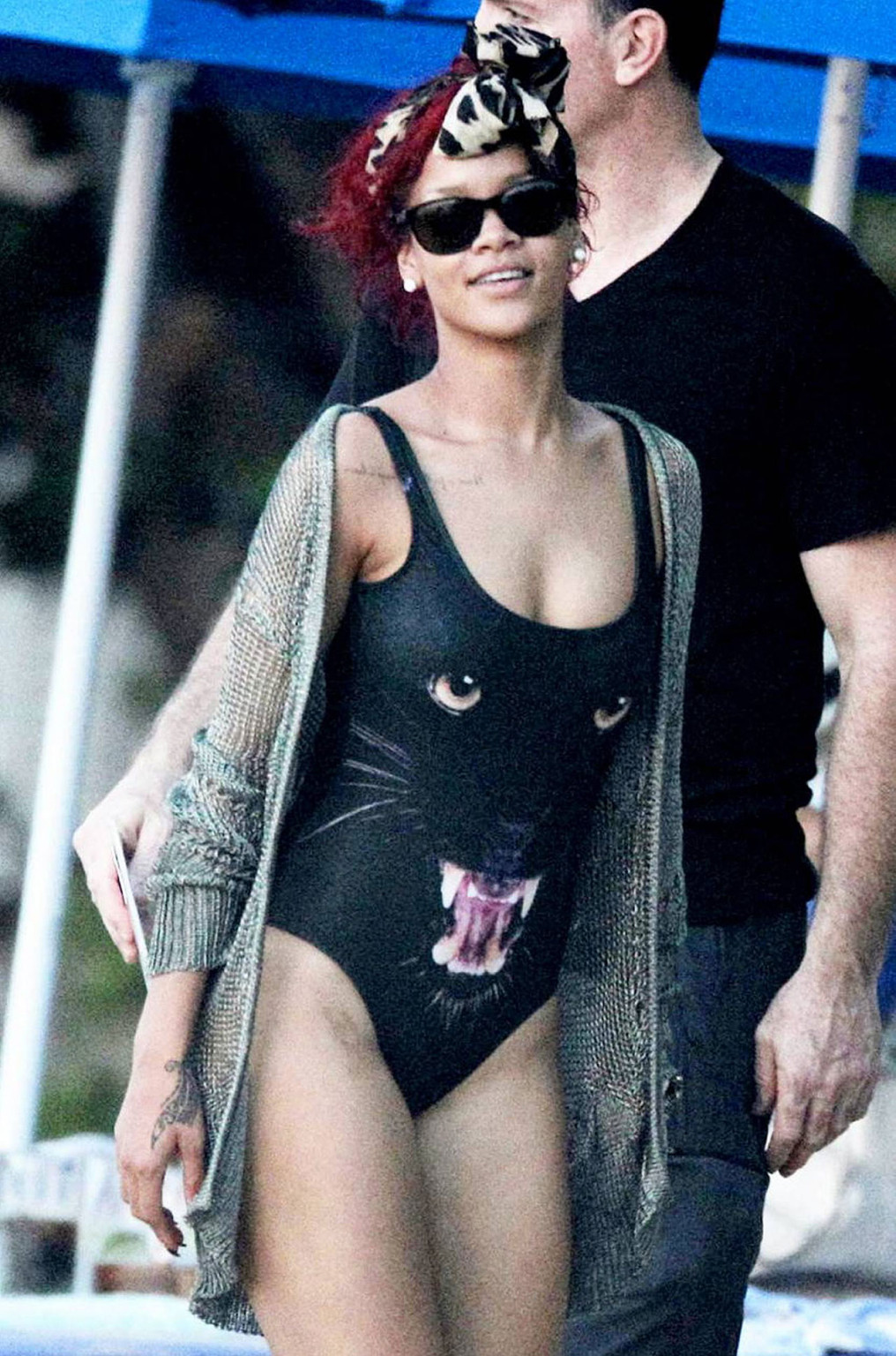 Rihanna exponiendo su cuerpo sexy y su culo caliente en bikini negro en la playa
 #75322506
