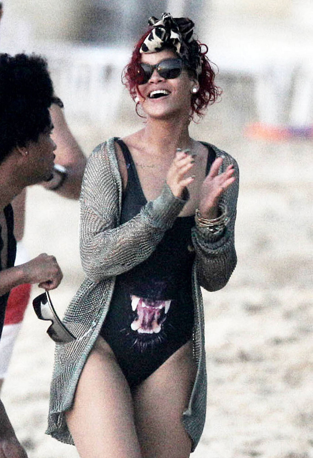 Rihanna exponiendo su cuerpo sexy y su culo caliente en bikini negro en la playa
 #75322518