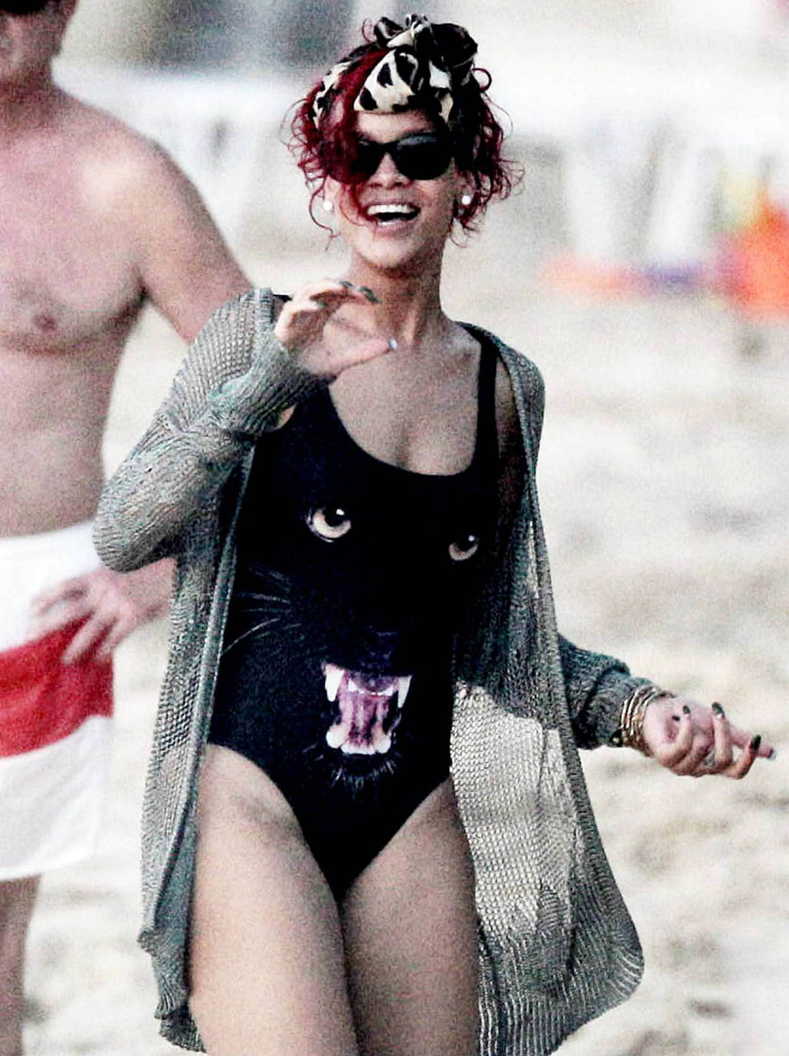 Rihanna entblößt ihren sexy Körper und heißen Arsch im schwarzen Bikini am Strand
 #75322530