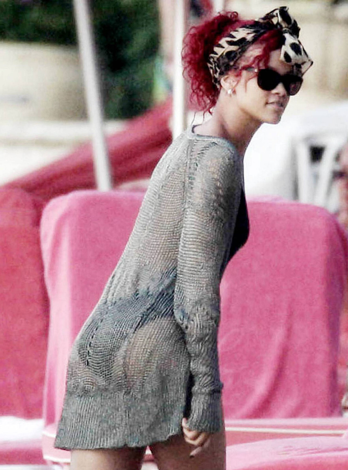 Rihanna exponiendo su cuerpo sexy y su culo caliente en bikini negro en la playa
 #75322537